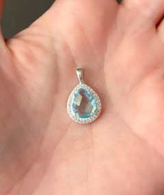 PINGENTE GOTA AZUL CRAVEJADO NA LATERAL 1,5CM PRATA