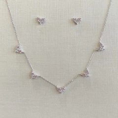 COLAR PRATA 925 CINCO CORAÇÕES LISOS E TRÊS PONTOS DE LUZ CENTRAIS/ CRISTAL - Kalanchoe Semijoias 