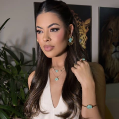 COLAR ORGÂNICO RESINA TRANSLÚCIDA VERDE COM MEDALHINHAS - comprar online