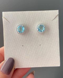 BRINCO REDONDO AZUL CRAVEJADO NAS BORDAS PRATA