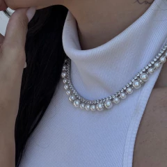 CHOKER PEROLAS COM SEPARADOR CRAVEJADO RÓDIO BRANCO na internet