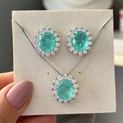 COLAR PRATA 925 PEDRA OVAL COM BORDA PONTOS DE LUZ 4 GARRAS/ ESMERALDA COLOMBIANA - comprar online