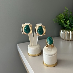 BRINCO CHAPA COM RESINA ORGÂNICA VERDE ESCURO E ESFERAS NAS PONTAS - Kalanchoe Semijoias 