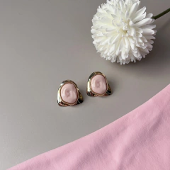 BRINCO CHAPA ASSIMÉTRICA COM RESINA ORGÂNICA CANDY ROSA - comprar online