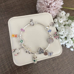 BRACELETE DE BERLOQUE ARO LISO SIMBOLO CRAVEJADO na internet