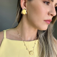 BRINCO CHAPA ASSIMÉTRICA COM RESINA ORGÂNICA CANDY AMARELO - loja online