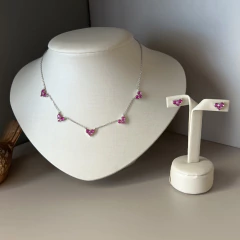 COLAR PRATA 925 CINCO CORAÇÕES LISOS E TRÊS PONTOS DE LUZ CENTRAIS/ SAFIRA PINK na internet