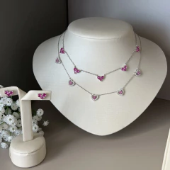 COLAR PRATA 925 CINCO CORAÇÕES LISOS E TRÊS PONTOS DE LUZ CENTRAIS/ SAFIRA PINK - Kalanchoe Semijoias 