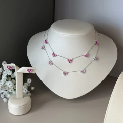 COLAR PRATA 925 CINCO CORAÇÕES LISOS E TRÊS PONTOS DE LUZ CENTRAIS/ SAFIRA PINK - comprar online