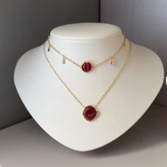 CHOKER GOTINHAS COM PINGENTE ORGÂNICO DE RESINA MARSALA na internet