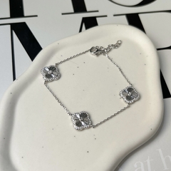 PULSEIRA PRATA 925 TRÊS TREVOS RAIADOS COM BORDA CRAVEJADA E UMA ZIRCÔNIA CENTRAL \ RÓDIO - comprar online