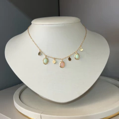 COLAR MEDALHINHAS E 3 PINGENTES OVAIS RESINA COLOR