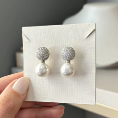 Imagem do BRINCO BOLA CRAVEJADA E PÉROLA PENDURADA RÓDIO BRANCO