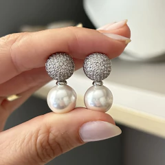 BRINCO BOLA CRAVEJADA E PÉROLA PENDURADA RÓDIO BRANCO - comprar online