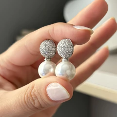 BRINCO BOLA CRAVEJADA E PÉROLA PENDURADA RÓDIO BRANCO na internet