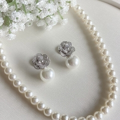 BRINCO PRATA 925 FLORES SOBREPOSTAS CRAVEJADAS COM PEROLA PENDURADA\ CRISTAL+PEROLA BRANCA