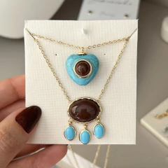 COLAR OVAL BORDA PONTILHADAS COM PEDRINHAS PENDURADAS MARROM E TURQUESA na internet