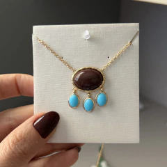 COLAR OVAL BORDA PONTILHADAS COM PEDRINHAS PENDURADAS MARROM E TURQUESA - comprar online