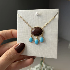 COLAR OVAL BORDA PONTILHADAS COM PEDRINHAS PENDURADAS MARROM E TURQUESA