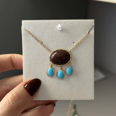 COLAR OVAL BORDA PONTILHADAS COM PEDRINHAS PENDURADAS MARROM E TURQUESA - comprar online