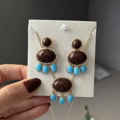 COLAR OVAL BORDA PONTILHADAS COM PEDRINHAS PENDURADAS MARROM E TURQUESA - loja online