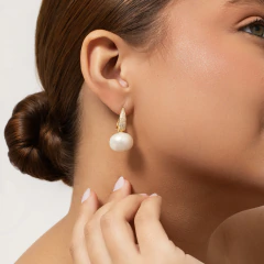 Brinco argola banhado a ouro 18k cravejado com pérola pendurada em orelha feminina