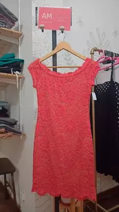 Vestido encaje coral talle M