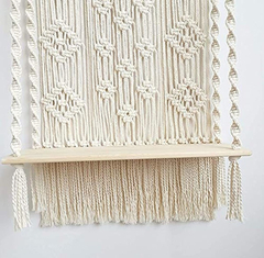 Imagen de Estantería Flotante De Macramé Y Madera Color Beige.