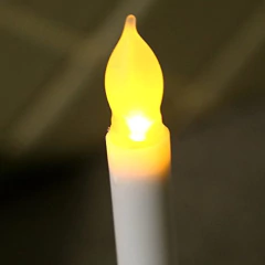 Vela Cónica Con Luz Led Inmersa En Cera Batería No Incluida - Danielle's Store