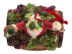 Imagen de Tadorno Navideño De Santa Claus Sobre Un Barril De Vino