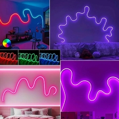 Fita de LED RGB em formato espiral, com controle remoto e conector USB.