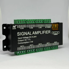 Amplificador de sinal para LED RGB digital com 8 saídas AHC8, com conexões verdes e iluminação colorida ao fundo