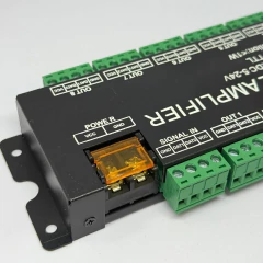 Amplificador de sinal para LED RGB digital com 8 saídas AHC8, com conexões verdes e iluminação colorida ao fundo