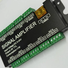 Amplificador de sinal para LED RGB digital com 8 saídas AHC8, com conexões verdes e iluminação colorida ao fundo