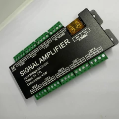 Amplificador de sinal para LED RGB digital com 8 saídas AHC8, com conexões verdes e iluminação colorida ao fundo