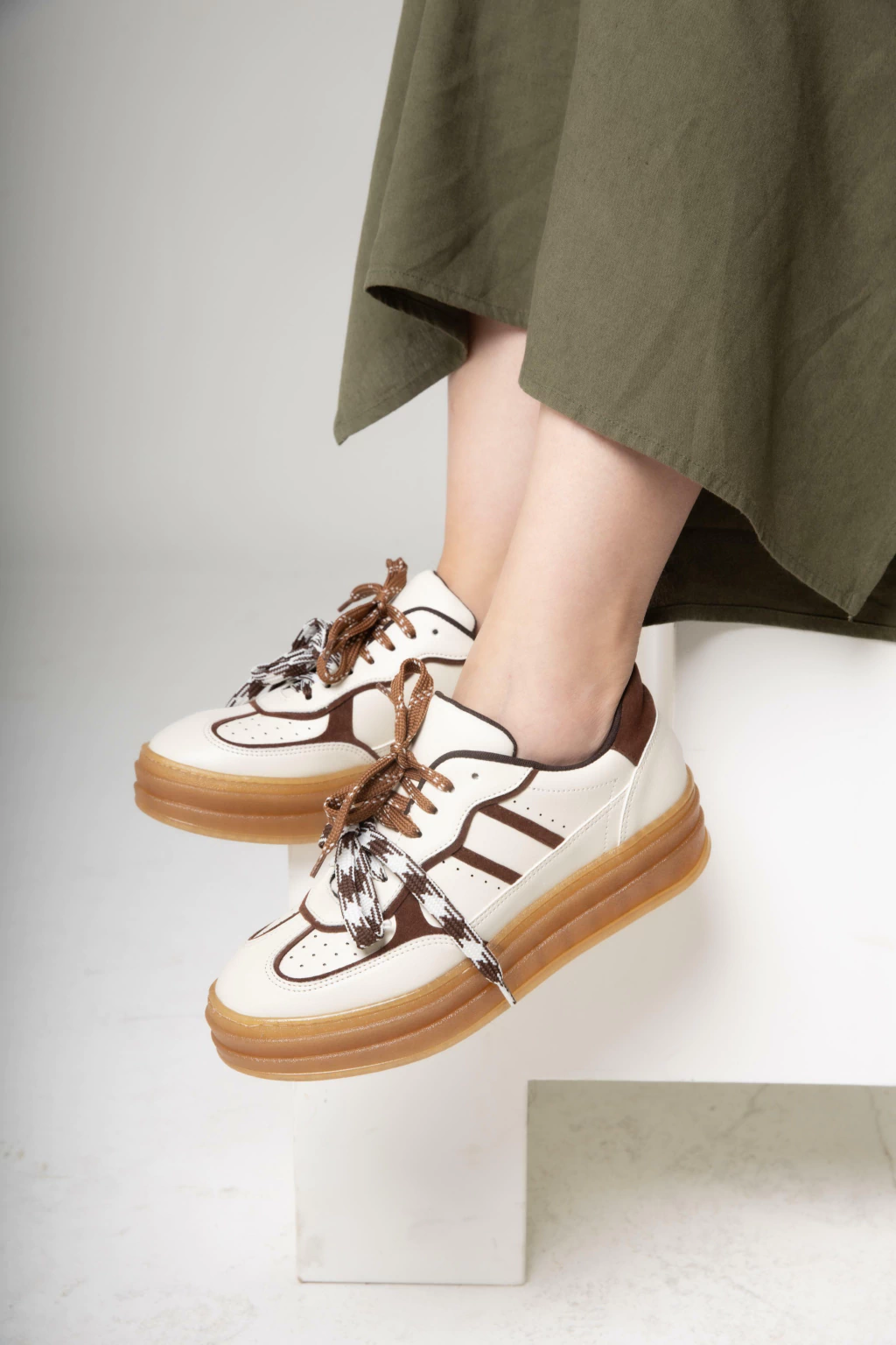 TÊNIS YASMIN CARAMELO/OFF WHITE