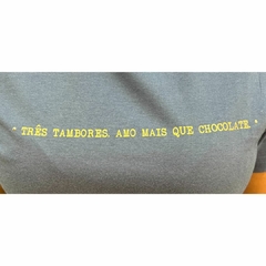 T-shirt Feminina Mavolle Três Tambores Azul/Dourado MV04 - comprar online