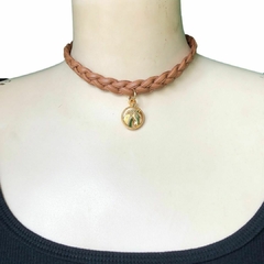 Choker Courino Trançado Marrom Pingente Cavalo CH127