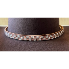 Bandinha Para Chapéu Strass Salmon/Pérola Duplo Couro Café BC83 na internet