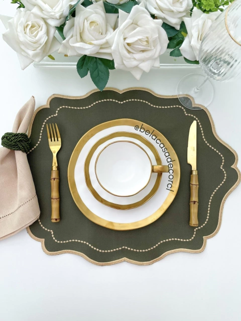 Jogo Americano Impermeável Verde Musgo com bordado Dourado - comprar online