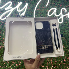 GUESS MARMOL BLACK STRAP IP13 PRO MAX en internet