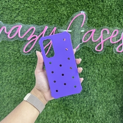 Case crocs morado+ set de pines a elegir SAMSUNG A54