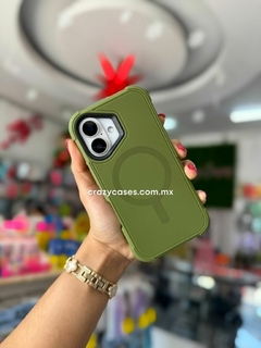 Case ultra uso rudo MagSafe- Verde militar iPhone 15 pro