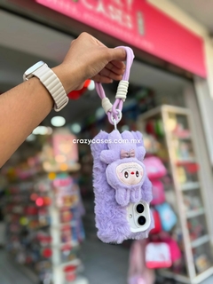 Case labubu peluche morado ip 13/14 - Crazy Cases