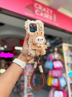 Case labubu peluche café ip 15 pro - comprar en línea