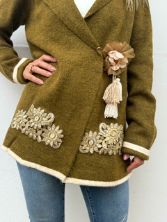 SACO SARA -BORDADO ARTESANAL + FLOR - Caro Martínez
