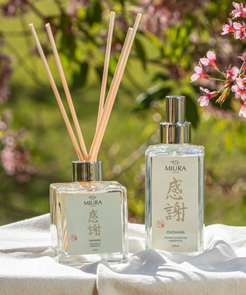 KIT GRATIDÃO NO AR - Difusor de Varetas OKINAWA 250 ml + Aromatizador de Ambiente OKINAWA 250 ml