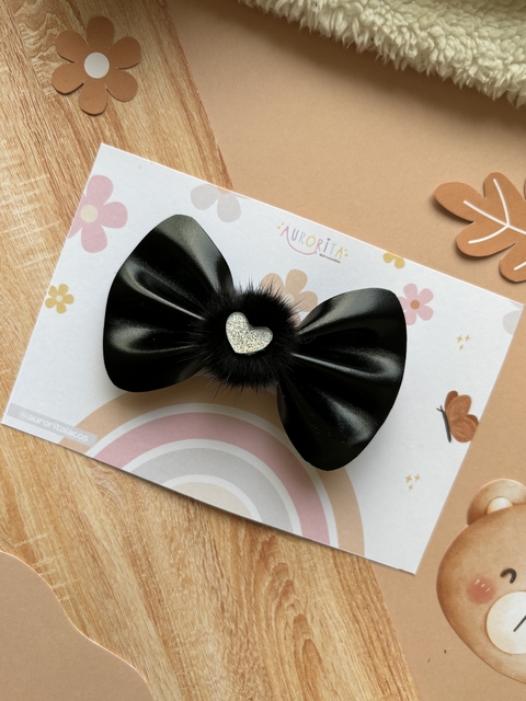 Laço Bia Black pompom coração