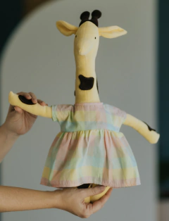 Lola Girafa com Vestido