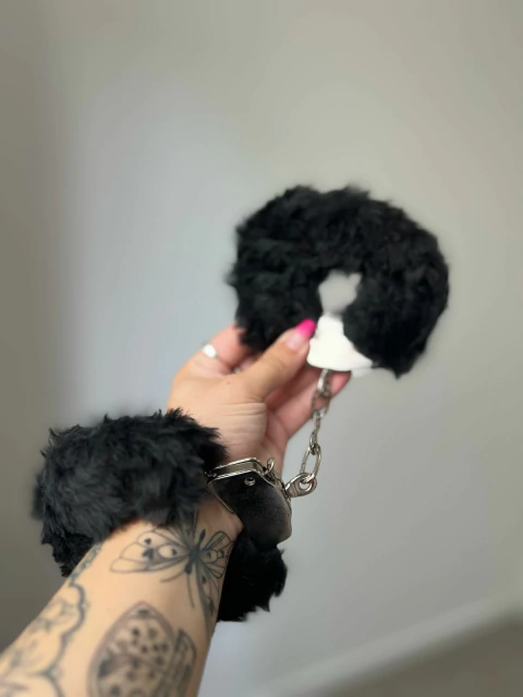 ALGEMA DE METAL E PELÚCIA COM CHAVE - comprar online